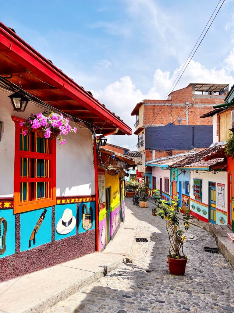 Calle de los zócalos de Guatapé, Antioquia