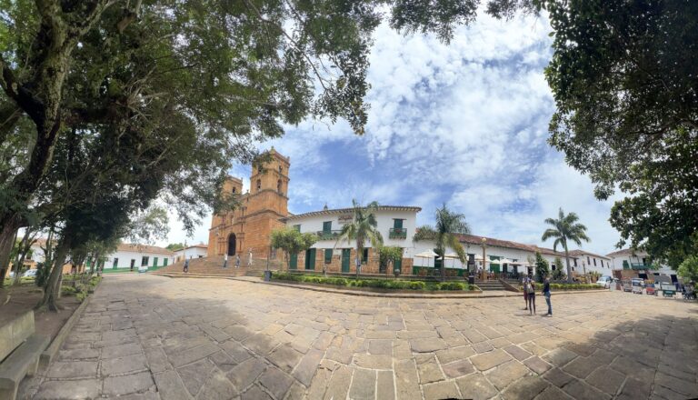 Calle empedrada y plaza colonial de Barichara