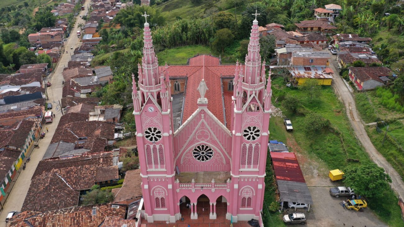Catedral de Nuestra Señora de las Mercedes en Jericó, Antioquia, vista desde el aire