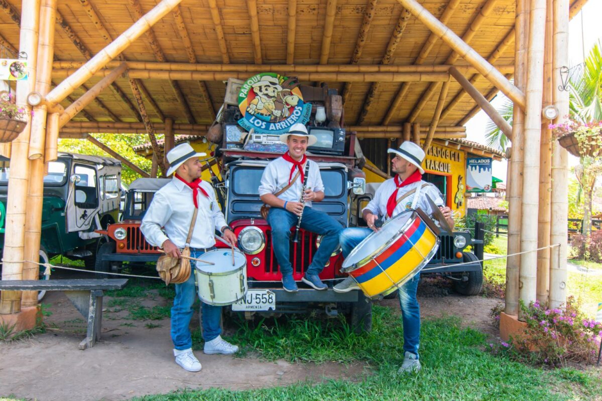 Chiva tradicional con músicos en el Eje Cafetero