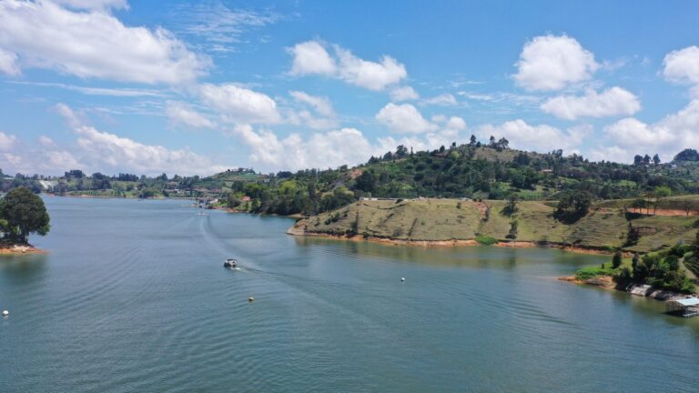 Embalse Peñol-Guatapé durante el paseo en barco del tour