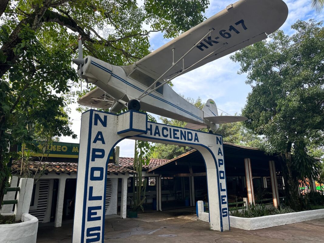 Entrada de la Hacienda Nápoles con la avioneta sobre el portal