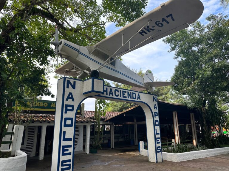 Entrada de la Hacienda Nápoles con la avioneta sobre el portal