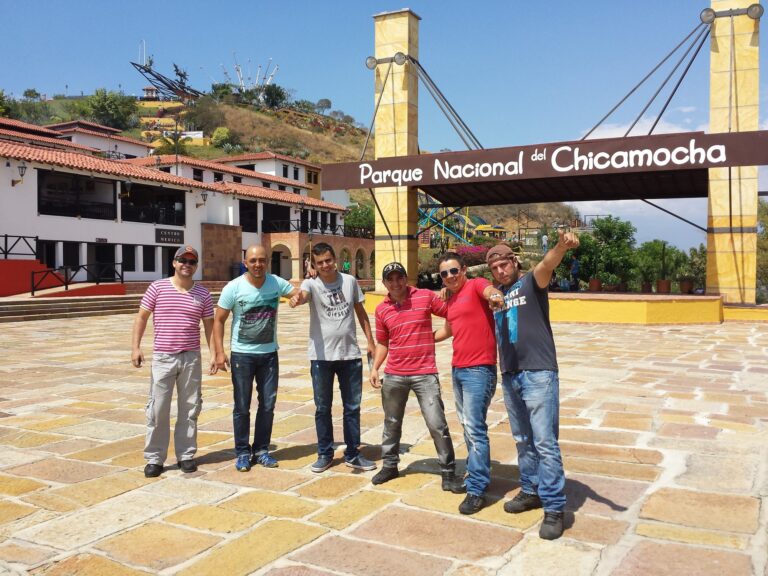 Viajeros a la entrada del Parque Nacional del Chicamocha