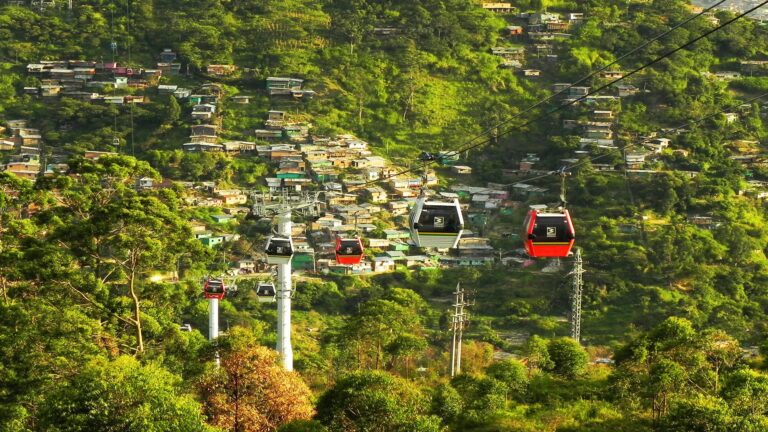 Pasadia Graffitour Comuna 13 Medellin — Antioquia