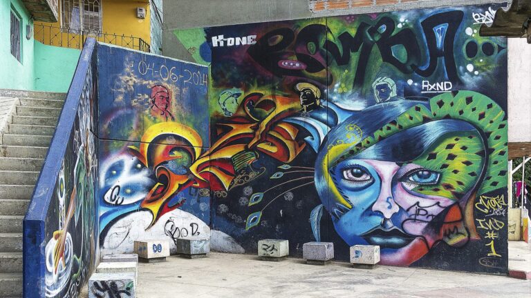 Pasadia Graffitour Comuna 13 Medellin — Antioquia