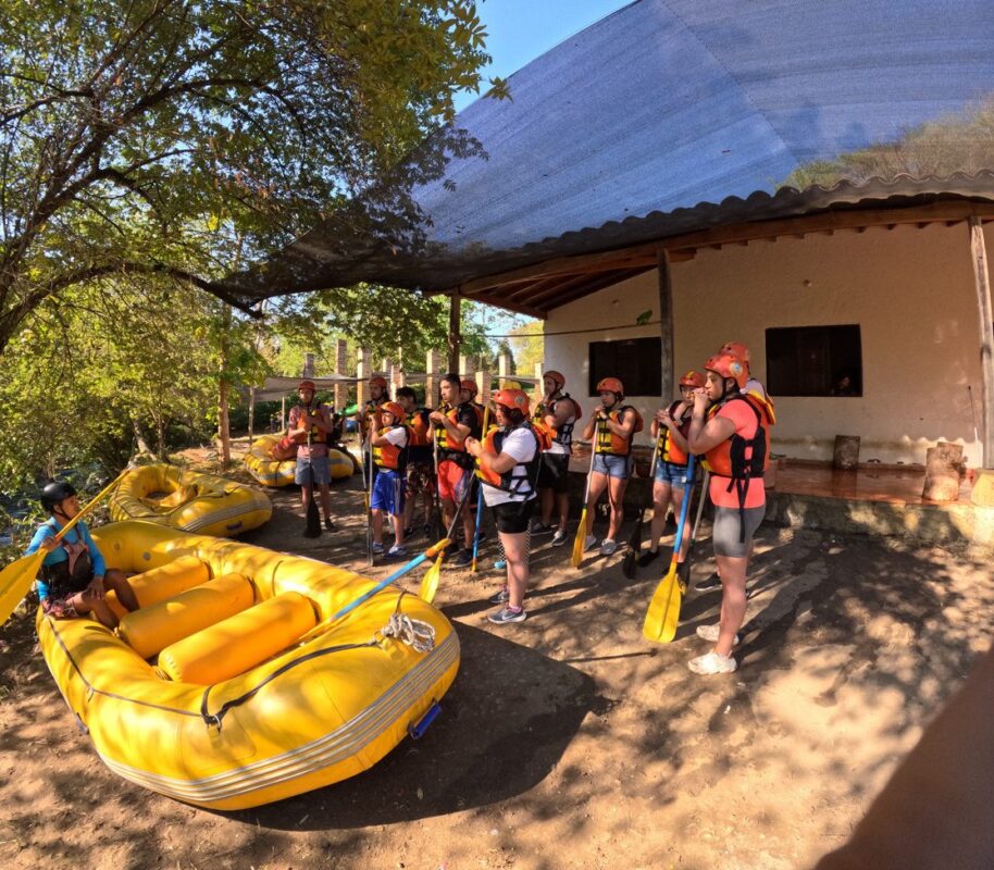 Grupo preparándose para el rafting en San Gil