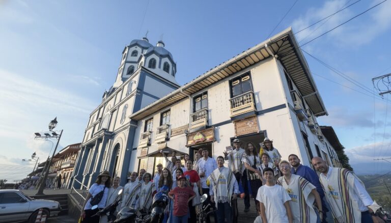 Grupo de viajeros frente a la iglesia de Filandia
