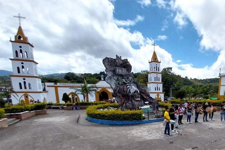 Iglesia y parque principal de un municipio del Huila