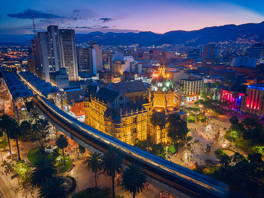 Panorámica nocturna de Medellín durante el City Tour