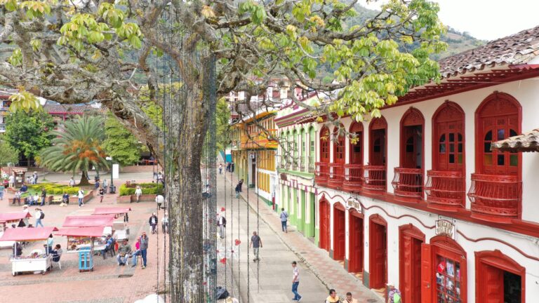 Parque principal de Jericó con sus fachadas coloridas