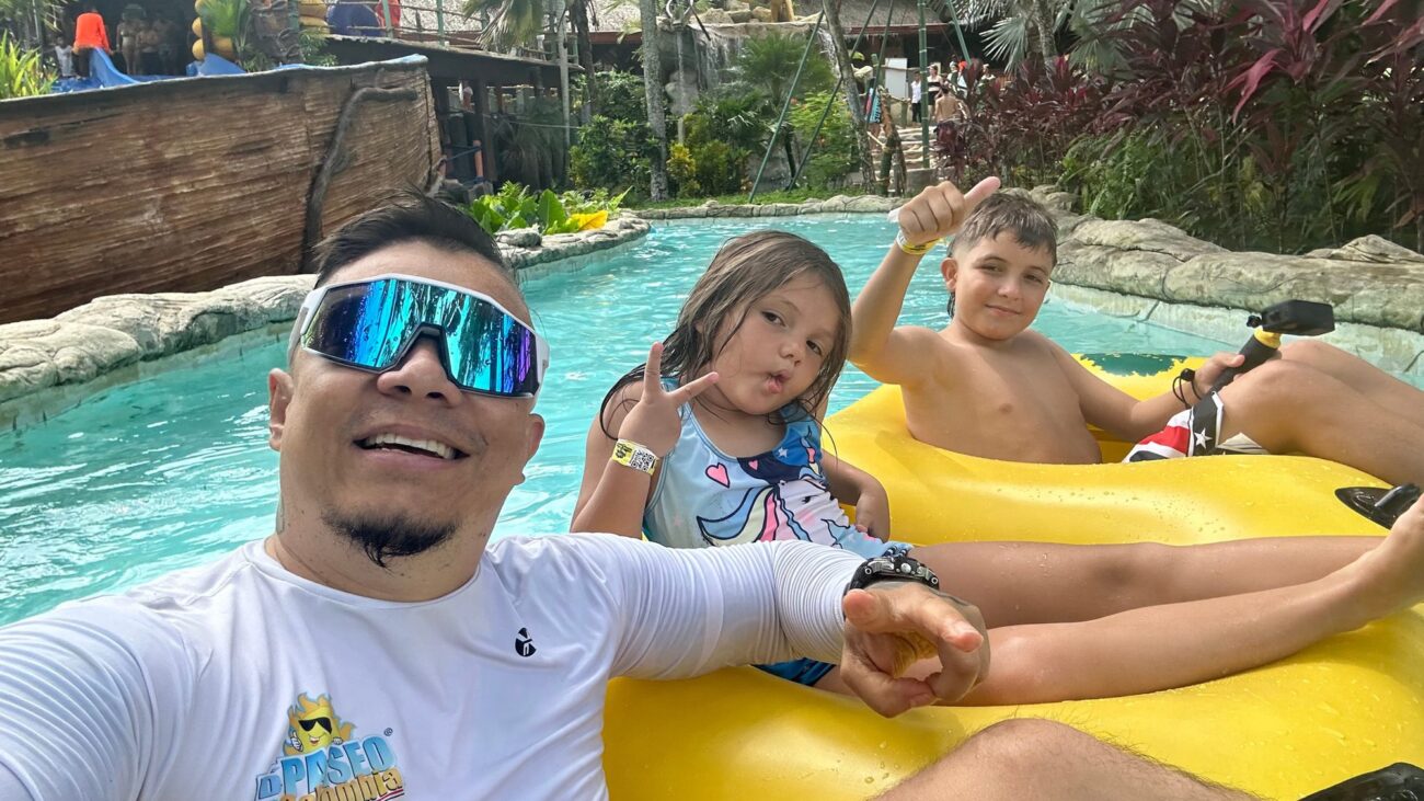 Familia disfrutando de las piscinas de la Hacienda Nápoles