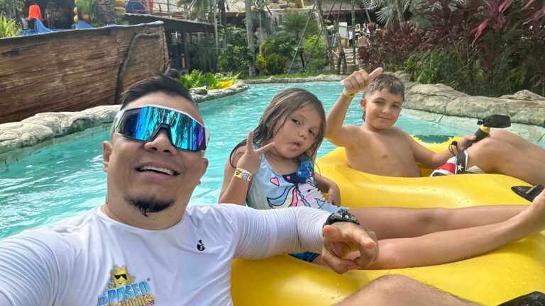 Familia disfrutando de las piscinas de la Hacienda Nápoles