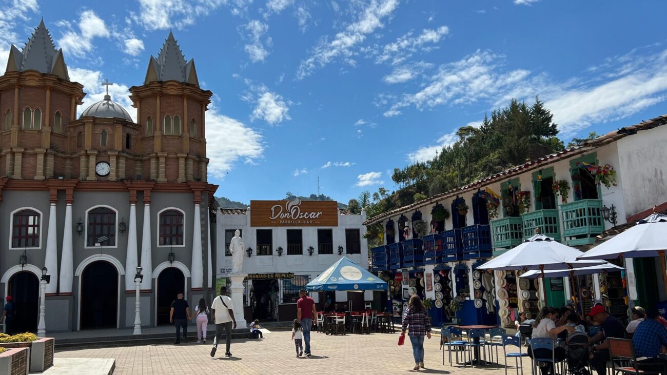 Plaza principal de Guatapé con su iglesia y zócalos coloridos