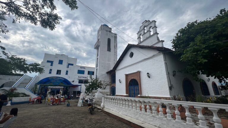Santorini Antioqueño con su arquitectura blanca y azul
