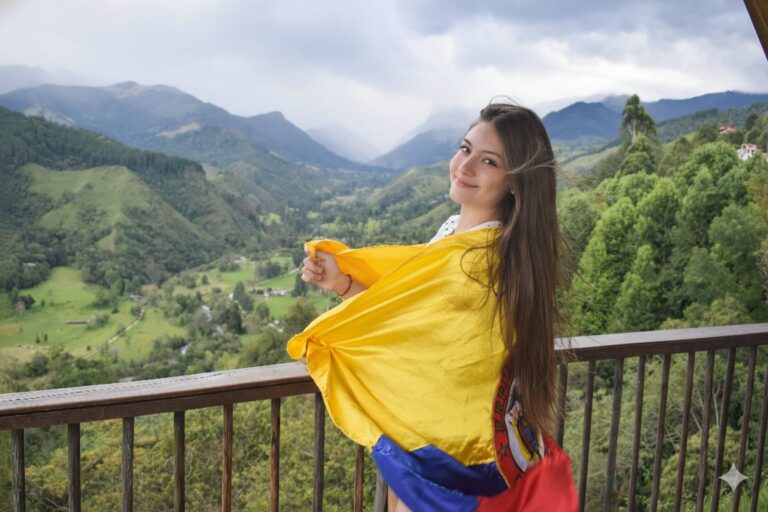 Viajera con la bandera de Colombia frente al Valle de Cocora