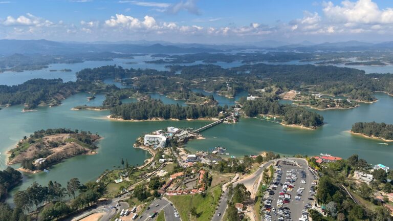 Vista aérea del embalse y las islas de Guatapé